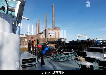 Wolfsburg, 21. Februar 2021: Tanker mit Schweröl auf dem Kanal vor dem Blockheizkraftwerk des Werks für Volkswagen Stockfoto