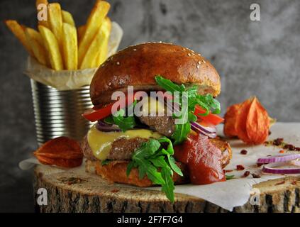 Rinderburger mit geschmolzenem Käse. Fast Food Stockfoto