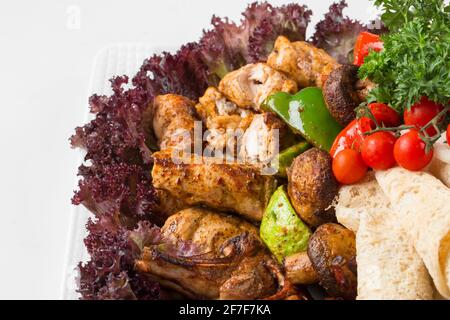 Kaukasische Shashlyq Spieße Platte auf weiß gesetzt Stockfoto