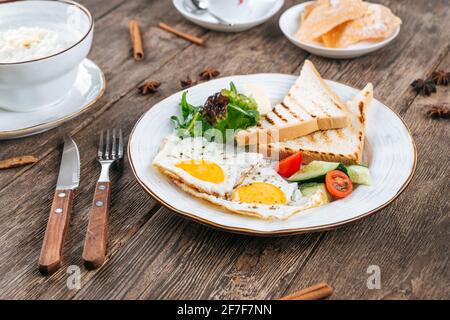 Tisch serviert mit Frühstück mit Spiegeleiern Stockfoto