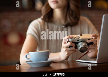 Elegante Frau mit Digitalkamera im Café Stockfoto