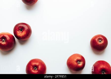 Viele rote rayale Galaäpfel auf grauem Hintergrund. Haufen frischer Apfelfrüchte Stockfoto
