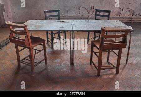 Verlassene Grade 2 gelistete Kirche und die hallende Reminiszenz an So viele Treffen und verlorene Gespräche, die abgehalten wurden Diese Tisch und Stühle Stockfoto