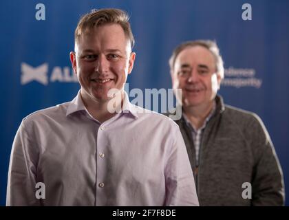 Aberdeenshire, Schottland, Großbritannien. April 2021. IM BILD: (Links) Kirk J Torrance Alba-Partei führender Kandidat für Highlands und Inseln, (rechts) Alex Salmond, Vorsitzender der Alba-Partei und ehemaliger erster Minister von Schottland und ehemaliger Vorsitzender der Scottish National Party (SNP). Quelle: Colin Fisher/Alamy Live News Stockfoto