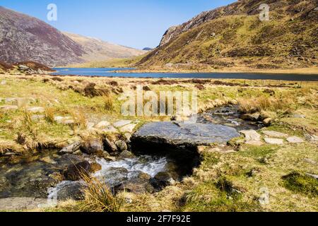 Steinschieferplatte Steg über kleinen Bach auf Weg um Llyn Idwal in den Bergen des Snowdonia National Park, Cwm Idwal, Ogwen, North Wales, Großbritannien Stockfoto