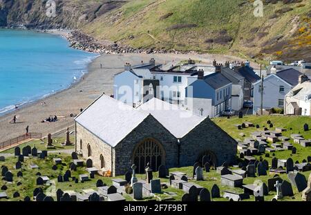 Aberdaron, Wales. Historische Kirche von Saint Hywyns auf dem Pilgerweg zur Insel Bardsey. Hochwinkelansicht, Landschaft mit Strand und Bucht. Stockfoto