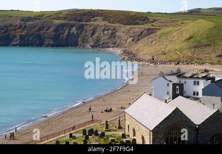 Aberdaron, Wales wunderschöne Landschaft des Dorfes, Bucht, Meer und dramatische Klippen kleiner Badeort mit einem ruhigen einsamen Strand mit blauem Meer lappi Stockfoto