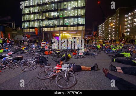 London, Großbritannien. November 2013. Vor dem Hauptquartier von Transport for London sterben Radfahrer, um sich für eine bessere Sicherheitsversorgung zu einsetzen Stockfoto