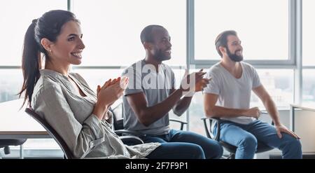 Website-Header des Young Professional Teams, das den Businessplan in diskutiert Das Büro Stockfoto