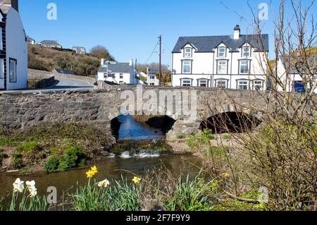 Aberdaron Village, Wales. Landschaft mit kleiner Steinbrücke über einen Bach. Charmanter kleiner Badeort. Stockfoto