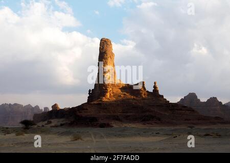 Typische Landschaft mit erodierten Bergen in der Wüstenoase von Al Ula in Saudi-Arabien Stockfoto