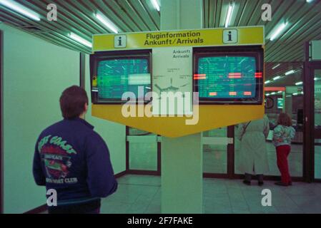 Elektronische Ankunftshalle, Januar 1989, Flughafen Düsseldorf, Nordrhein-Westfalen, Deutschland Stockfoto