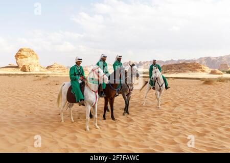Al Ula, Saudi-Arabien, Februar 19 2020: Reiter in traditionellen Kostümen in Al Ula beim Tantora Festival in Saudi-Arabien Stockfoto