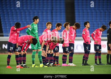 Die Spieler von Cerezo Osaka sehen niedergeschlagen aus, nachdem sie am 6. April 2021 im Nissan Stadium in Yokohama, Kanagawa, Japan, das Fußballspiel der J1 League 2021 zwischen Yokohama F.Marinos und Cerezo Osaka verloren haben. Quelle: AFLO/Alamy Live News Stockfoto