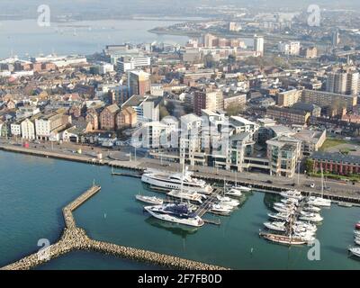 Luftaufnahme des Hafens von Poole mit dem Yachthafen und der Stadt Stockfoto