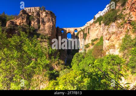 Steinbrücke über El Tajo Schlucht in Ronda Stockfoto