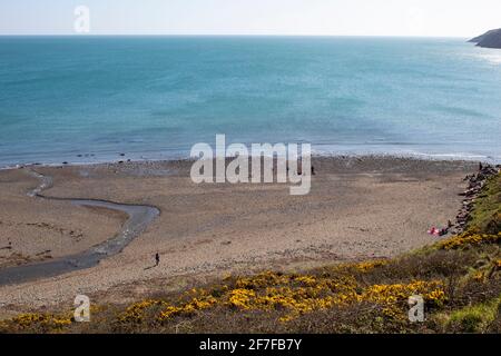 Aberdaron Village, Wales. Strand von den Klippen über der Bucht aus gesehen. Wunderschöne Landschaft. Blauer Himmel und Kopierbereich. Stockfoto