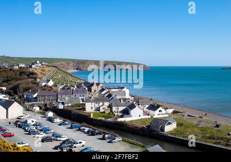 Aberdaron, Wales. Llyn Peninsula. Landschaftsansicht der schönen Bucht mit Strand und Klippen. High-Angle-Ansicht mit Kopierbereich. Stockfoto