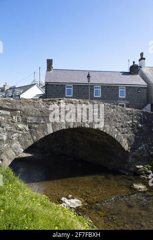 Malerische Steinbrücke, Aberdaron, Wales. Traditionelle alte Struktur, die einen kleinen Fluss im Herzen eines charmanten Feriendorfes überquert.Portrait-Aspekt Stockfoto