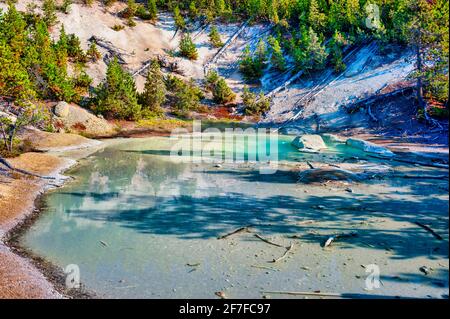 Bunte Quelle im Norris Geyser Basin im Yellowstone National Park. Hochwertige Fotos Stockfoto