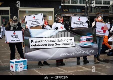 Berlin, Deutschland. April 2021. Auf einer Aktion des Bündnisses Klinikrettung und Gemeingut in BürgerInnenhand (gib) e.V. werden Demonstrationen gegen bundesweite Klinikschließungen durchgeführt. Nach Angaben der Allianz wurden im vergangenen Jahr 20 Kliniken geschlossen. Quelle: Christophe Gateau/dpa/Alamy Live News Stockfoto