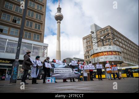 Berlin, Deutschland. April 2021. Bei einer Aktion des Bündnisses Klinikrettung und Gemeingut in BürgerInnenhand (gib) e.V. am Alexanderplatz werden Demonstrationen gegen bundesweite Klinikschließungen durchgeführt. Nach Angaben der Allianz wurden im vergangenen Jahr 20 Kliniken geschlossen. Quelle: Christophe Gateau/dpa/Alamy Live News Stockfoto