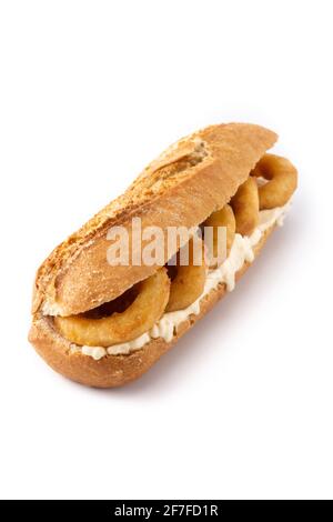 Calamari Ringe Sandwich isoliert auf weißem Hintergrund, typisches Essen aus Madrid Stockfoto