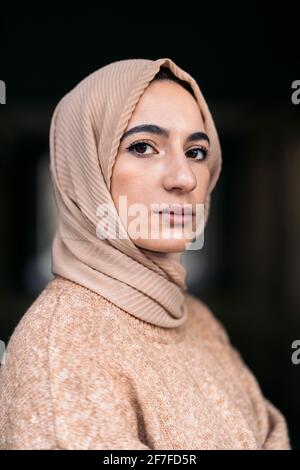 Schöne junge muslimische Frau trägt Hijab Blick auf Kamera im Freien. Stockfoto