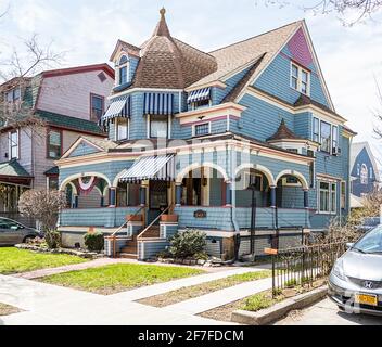 Beverley Square West - atemberaubendes viktorianisches Haus in Brooklyn. Stockfoto