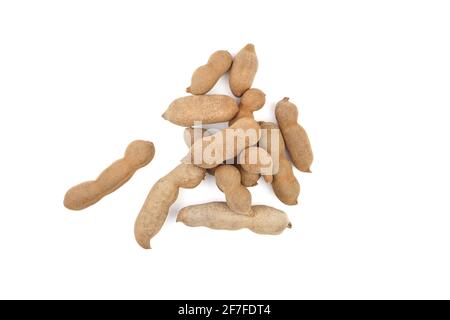 Tamarindenfrucht isoliert auf weißem Hintergrund. Gruppe von Tamarindenschoten. Haufen tropischer Früchte, Blick von oben Stockfoto