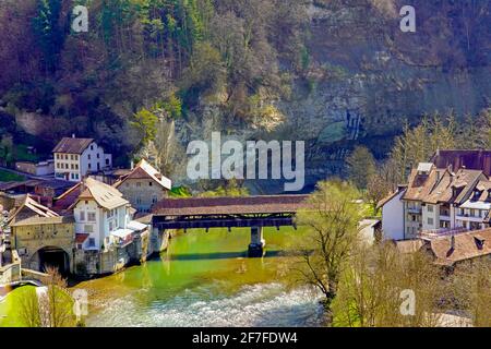 Erhöhte Ansicht des Bezirks Fribourg Auge und der pont de Berne (Brücke) über die Saane, Kanton Freiburg, Schweiz. Stockfoto