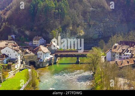 Erhöhte Ansicht des Bezirks Fribourg Auge und der pont de Berne (Brücke) über die Saane, Kanton Freiburg, Schweiz. Stockfoto