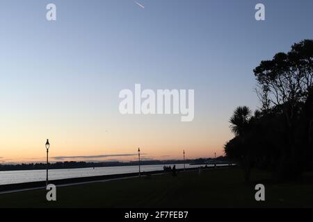 Die Strandpromenade von Clontarf bei Sonnenuntergang Stockfoto