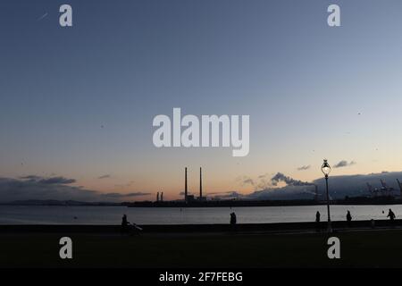 Die Strandpromenade von Clontarf bei Sonnenuntergang Stockfoto