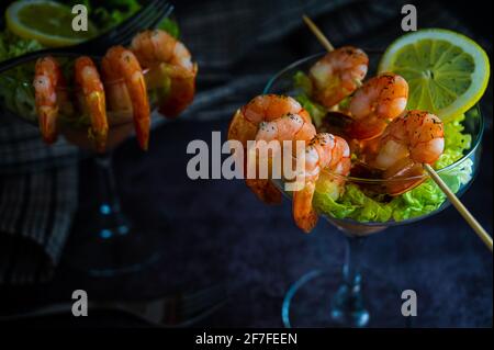 Köstliche Shrimp-Cocktail-Vorspeise in einem tropischen Touristenrestaurant in einem Glas mit Dekoration aus Garnelen mit Dill, Zitrone, Salat und serviert Stockfoto