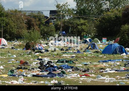 Müll und verlassene Zelte wurden nach dem jährlichen Reading Musikfestival, Little John's Farm, Richfield Avenue, Reading, Großbritannien, zurückgelassen. 29 August 2006 Stockfoto