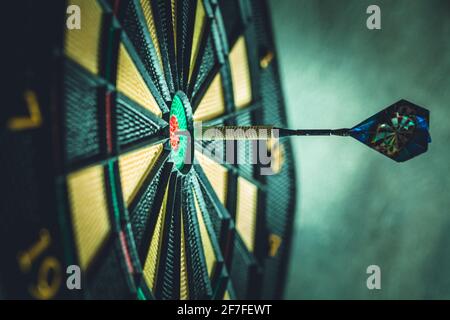 Bullseye ist ein Geschäftsziel. DART als Chance und Dartboard als Zielherausforderung im Business Marketing als Konzept. Stockfoto