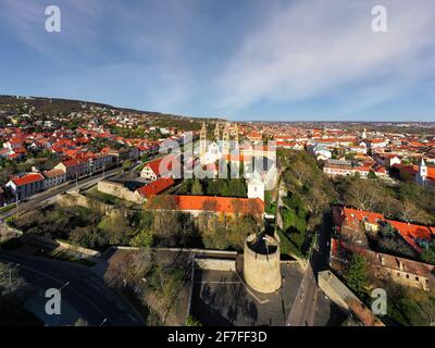 Atemberaubende Luftbilder über die historische Innenstadt von Pecs und die Basilika im Frühling. Einzigartige mittelalterliche Stimmungsstadt in Ungarn Stockfoto