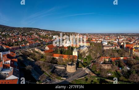 Atemberaubende Luftbilder über die historische Innenstadt von Pecs und die Basilika im Frühling. Einzigartige mittelalterliche Stimmungsstadt in Ungarn Stockfoto