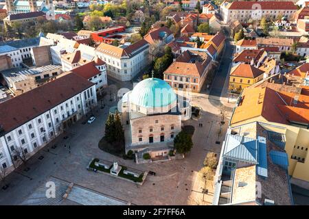 Luftaufnahme über den Szechenyi Platz in Pecs Stadt Ungarn. Tolle Aussicht mit der Kirche in der Innenstadt, wie der Name Dzsami ist. Stockfoto