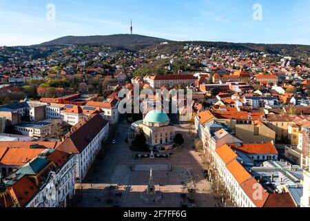 Luftaufnahme über den Szechenyi Platz in Pecs Stadt Ungarn. Tolle Aussicht mit der Kirche in der Innenstadt, wie der Name Dzsami ist. Stockfoto