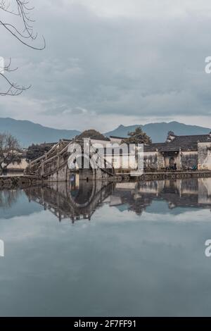 Hongcun Dorf, ein historisches altes Dorf in der Provinz Anhui, China, an einem regnerischen Tag. Stockfoto