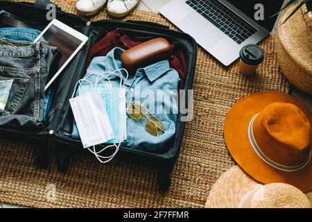 Koffer für den Reiseurlaub in neuem Normalzustand packen Stockfoto