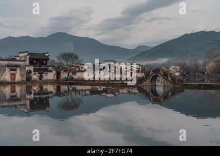 Hongcun Dorf, ein historisches altes Dorf in der Provinz Anhui, China, an einem regnerischen Tag. Stockfoto