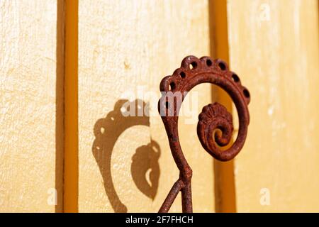 Details von Eisenschmuck bis zu Spalieren im Garten Stockfoto