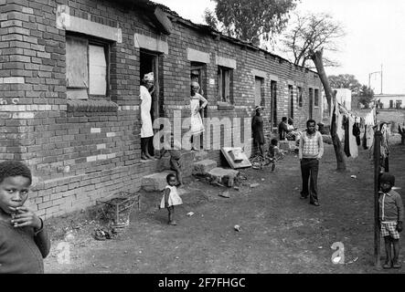 Soweto besteht aus Einfamilienhäusern, niedrigen Ziegelkisten mit zwei oder vier Zimmern, in denen zwei oder mehr Familien leben, oft fünfzehn bis zwanzig Personen. 1.5 Millionen Menschen leben hier, die offizielle Zahl ist 750,000. Die Arbeitslosigkeit beträgt mindestens 30 Prozent, und Kriminalität ist ein großes Problem. Soweto Township außerhalb von Johannesburg, Südafrika, 23. Oktober 1977. Foto: Sven-Erik Sjoberg / DN / TT / Code 53 Stockfoto