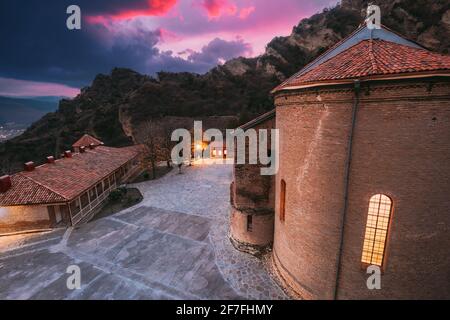 Mzcheta, Georgien. Shio-Mgvime Kloster. Zentraler Teil des mittelalterlichen klösterlichen ShioMgvime Komplexes in Limestone Canyon im Herbst Sonnenuntergang. Farbenfroh Und Farblich Stockfoto