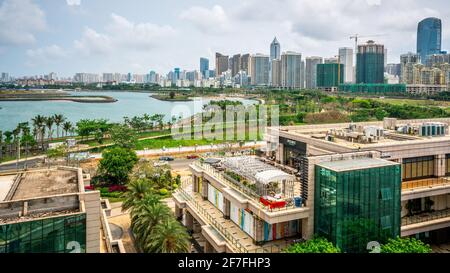 Haikou China , 21. März 2021 : Haikou Stadtbild mit Dachterrasse mit Blick auf die Skyline der Stadt und das Meer mit Küste in Haikou Hainan China Stockfoto