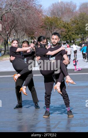 Tänzer des Tanzstudios Cali Salsa Pal Mundo Filmen eine öffentliche Performance, um ihre Schule zu publizieren. Im Flushing Meadows Corona Park in Queens Stockfoto