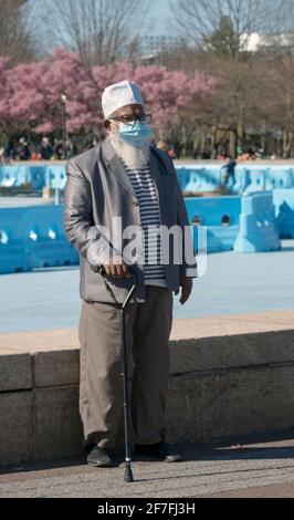 Ein Porträt eines älteren muslimischen Mannes, der einen traditionellen Kufi-Hut trägt. Im Flushing Meadows Corona Park in Queens, New York City. Stockfoto